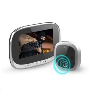 Išmanioji durų akutė su judesio jutikliu ir LCD ekranu, ekrane rodomas įsibrovėlio vaizdas, pabrėžiantis saugumo funkciją.