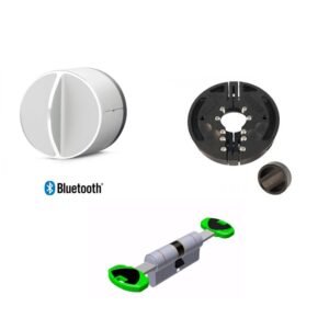 Išmanioji spyna Danalock Bluetooth V3 su PIN klaviatūra, montuota ant durų, parodyta kartu su mobiliąja programėle.