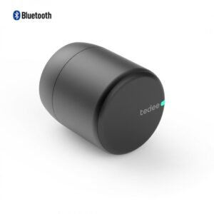 Išmani spyna Tedee PRO juodos spalvos su Bluetooth ryšiu, kompaktiško cilindro formos dizaino, matoma LED indikacija ir užrašas 'tedee'.