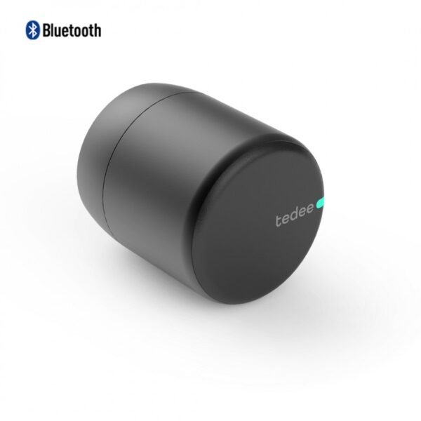 Išmani spyna Tedee PRO juodos spalvos su Bluetooth ryšiu, kompaktiško cilindro formos dizaino, matoma LED indikacija ir užrašas 'tedee'.