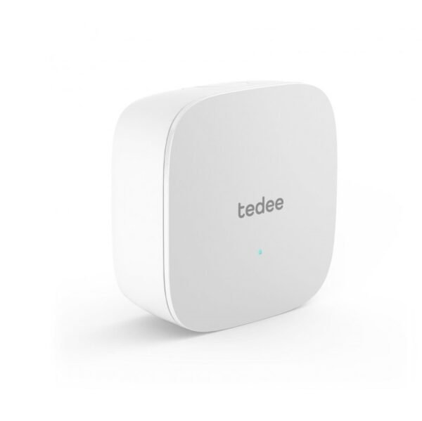 Tedee išmaniosios spynos WiFi valdiklis, baltos spalvos, suapvalintų formų dizainas su LED indikatoriumi, skirtas nuotoliniam prisijungimui prie interneto.