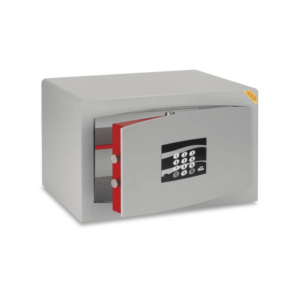 STARK 3851 kompaktiškas baldinis seifas su elektronine kodine spyna, pravertomis durelėmis, matomas raudonas vidus ir dvigubi spynos kaiščiai – sertifikuotas ginklų saugojimui.