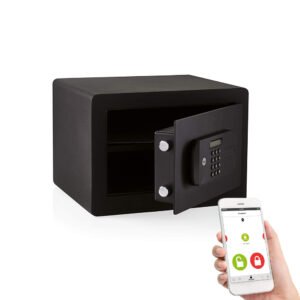 Yale Smart didesnio saugumo baldinis seifas su elektronine kodine spyna ir išmaniąja programėle pranešimams, atidarytomis durelėmis ir parodytu telefono ekranu.