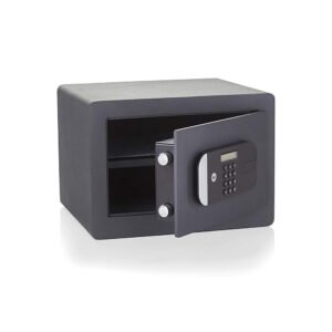 Sertifikuotas Yale Max Security baldinis seifas su elektronine kodine spyna, atidarytomis durelėmis, matoma sustiprinta plieno konstrukcija ir dvigubi spynos kaiščiai.