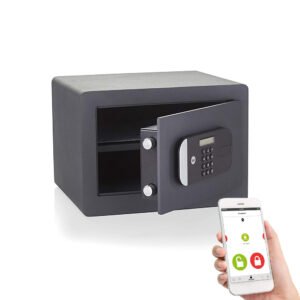 Kompaktiškas Yale Max Security seifas su elektronine kodine spyna ir išmaniuoju telefono valdymu, atidarytas, matomi stori spynos kaiščiai ir valdymas per programėlę.