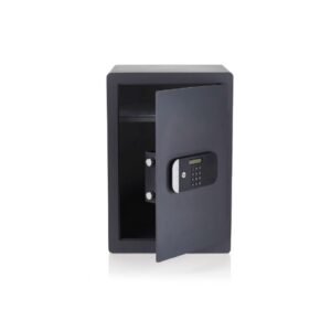 Yale Max Security profesionalus dokumentų seifas su elektronine kodine spyna, atidarytas, matoma sutvirtinta konstrukcija ir vidinė lentyna.
