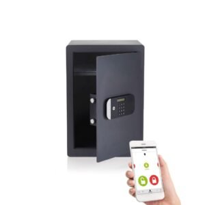 Yale Max Security išmanus seifas su elektronine kodine spyna ir telefono programėlės integracija, atidarytomis durelėmis ir nuotolinio valdymo funkcija.
