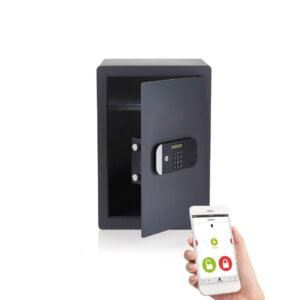 Yale Max Security išmanus dokumentų seifas su elektronine spyna ir mobiliąja programėle, atidarytomis durelėmis, parodyta telefono sąsaja nuotoliniam valdymui.