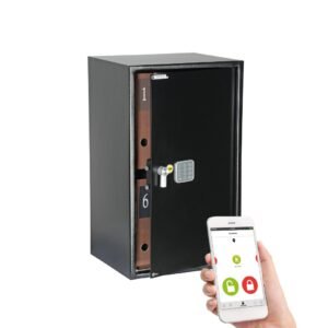 Aukštas Yale SMART dokumentų seifas su elektronine kodine spyna ir mobiliąja programėle, pravertomis durelėmis, viduje matomi segtuvai, parodyta telefono valdymo sąsaja.
